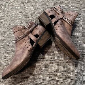 Sugar Terraine size 8.5 Cognac Western ankle booties Like New cowgirl boots